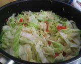 Foto del paso 7 de la receta: Repollo en cintas con tuco