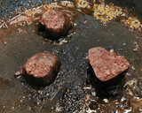 Foto del paso 9 de la receta: Pincho de Morcilla con Piquillos, Cebolla caramelizada y Piñones