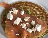 Foto del paso 4 de la receta Crepes rellenos de salmón con aguacate, pesto y queso de cabra. Facilísimos y muy rápidos