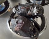 Foto del paso 1 de la receta: Arepa🫓 rellena de berenjena🍆 ahumada, vegetales🧅🍅🥙 y aderezo🤔