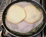 Foto del passaggio 2 della ricetta Omelette alle erbette di campo con ripieno goloso