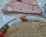 Foto del paso 3 de la receta: Pan de harina integral con mortadella y con mermelada