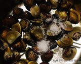 白酒香草蛤蠣鍋同場加映料理紅白酒介紹的食譜步驟2照片