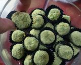 Foto langkah ke 4 dari resep Bola Crackers Matcha.