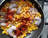Foto langkah ke 3 dari resep Tumis udang jagung.