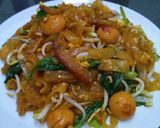Foto langkah ke 7 dari resep Kwetiau goreng topping siomay dan sosis.