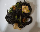Foto del paso 8 de la receta: Spaghetti negro en salsa de sepia con camagrocs y espárragos