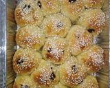 A picture of step 10 of Mini raisins buns.