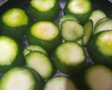 Foto del paso 2 de la receta: Zapallitos rellenos con salchichas.👩🏼🍳💯☺️