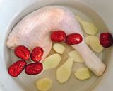 Hình bước làm 1 của món Đùi Gà Hầm Ngải Cứu, Táo Tàu & Gừng Non