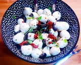 Foto del paso 2 de la receta: Perlas de mozzarella con finas hierbas
