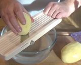 A picture of step 1 of Pommes Anna.