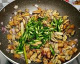 Foto langkah ke 3 dari resep Oseng Kerang Cabe Hijau.