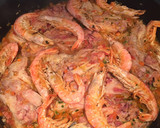 Foto del paso 10 de la receta: Pies de cerdo con langostinos