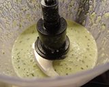 Foto del passaggio 2 della ricetta Zuppa fredda di cetrioli e yogurt greco