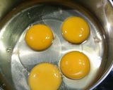 Foto langkah ke 1 dari resep Telur Dadar Kelor.