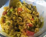 A picture of step 3 of Palak paneer gravy maggi.