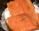Foto del paso 7 de la receta: Salmón a la "piastra di sale" ligeramente ahumado