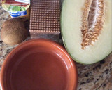 Foto del paso 1 de la receta: Melón con yogurt y galletas