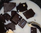 صورة لخطوة 2 من وصفة تحضير صلصة الشوكولاتة لتزيين كيكات وطورطات 😋😱🤤🍫🍫