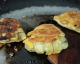 A picture of step 2 of Paneer stuffed semolina samosa.