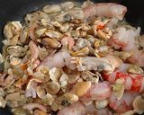 Foto del paso 2 de la receta: Arroz integral con frutos de mar 🦐🦑🐚🦀