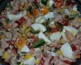 A picture of step 7 of Tuna & Bell Peppers Salad w/ Egg Whites.