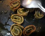 A picture of step 6 of Palak methi chapati bhakharwadi.
