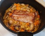 Foto del paso 4 de la receta: Solomillo de cerdo en salsa de puerros, champiñones y zanahorias