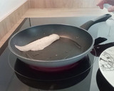 Foto del paso 1 de la receta: Gallineta en salsa con gambas