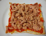Foto del paso 4 de la receta: Pizza fría de atún con pimientos y aceitunas en base de hojaldre