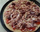 Tonhalas es szalámis pizza recept fázis 7 fotója