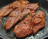 Foto del paso 3 de la receta: Chuletas de pavo con guarnición de espárragos verdes y tomate