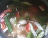 Foto langkah ke 4 dari resep Singkong Kuah Asam Pedas.