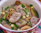 Hình bước làm 4 của món Đuôi heo nấu hạt sen, củ sen