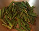 A picture of step 4 of Dahi Bhindi.
