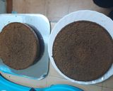 A picture of step 6 of Chocolate Guinness cake with whipped cream icing.