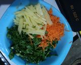 Foto langkah ke 1 dari resep Omelet sayur praktis.