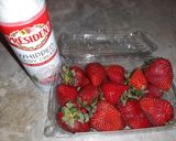 Foto del paso 1 de la receta: Frutillas con crema en spray