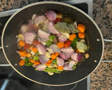 Foto del paso 3 de la receta: Jamoncitos de pollo con patatas estofadas