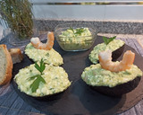 Foto del paso 4 de la receta: Ensalada fría y ligera de aguacate 🥑, gambas 🦐 y requesón 🧀