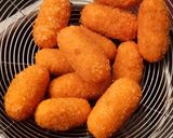 Foto langkah ke 4 dari resep Kroket ubi isi cokelat meises.