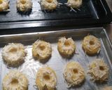Foto langkah ke 5 dari resep Strawberry Thumbprint Cookies.