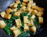 Foto langkah ke 6 dari resep Tumis tahu kacang panjang.