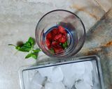 Une image de l'étape 3 de Mocktail fraises citron et sirop de grenadine 🍹.