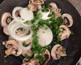 Foto del paso 2 de la receta: Tornillos en salsa blanca (sin leche de vaca)cebolla y champiñones