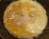 Foto del passaggio 3 della ricetta Omelette al salmone con mozzarella