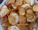 A picture of step 2 of Chessy cracker and chips with sauce.