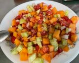 Une image de l'étape 13 de Salade composée de melon, tomates, concombre, oignon doux, feta et menthe.
