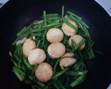 Foto langkah ke 3 dari resep Tumis kangkung tahu telur.
